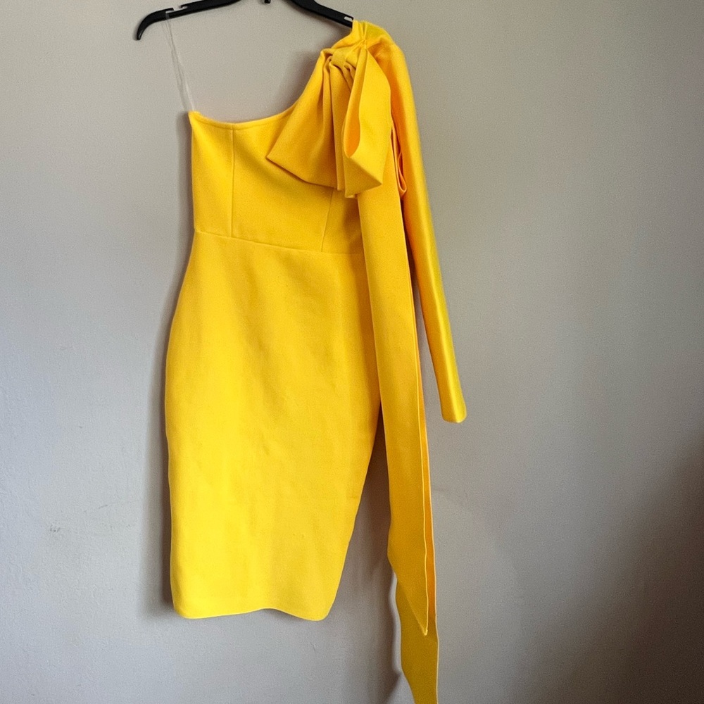 Yellow one shoulder bodycon dress 💛🌟 - Picture 2 of 16